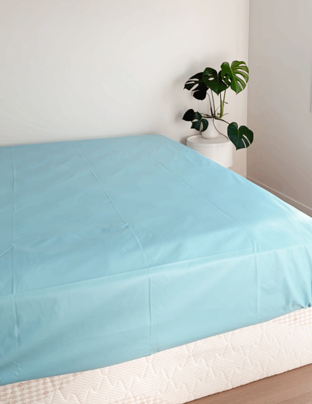 Fitted waterproof mattress protector